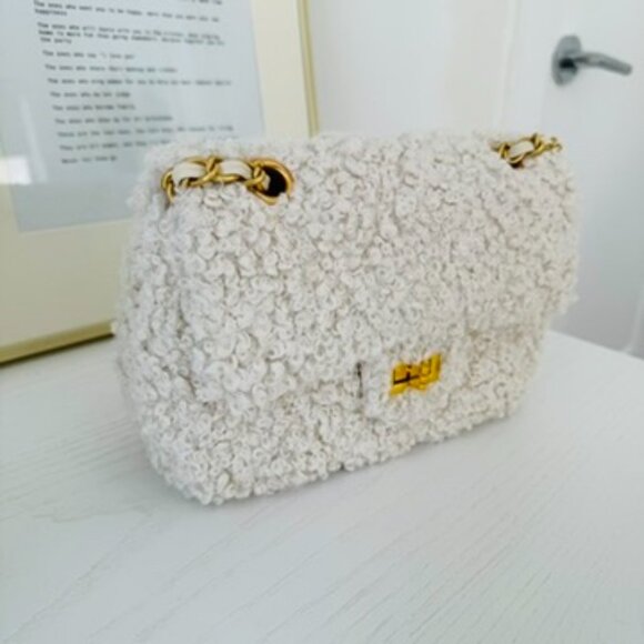 NWOT Cream Plush Shoulder Bag Fashion Fluffy Crossbody Purse Gold Hardware - Picture 4 of 10